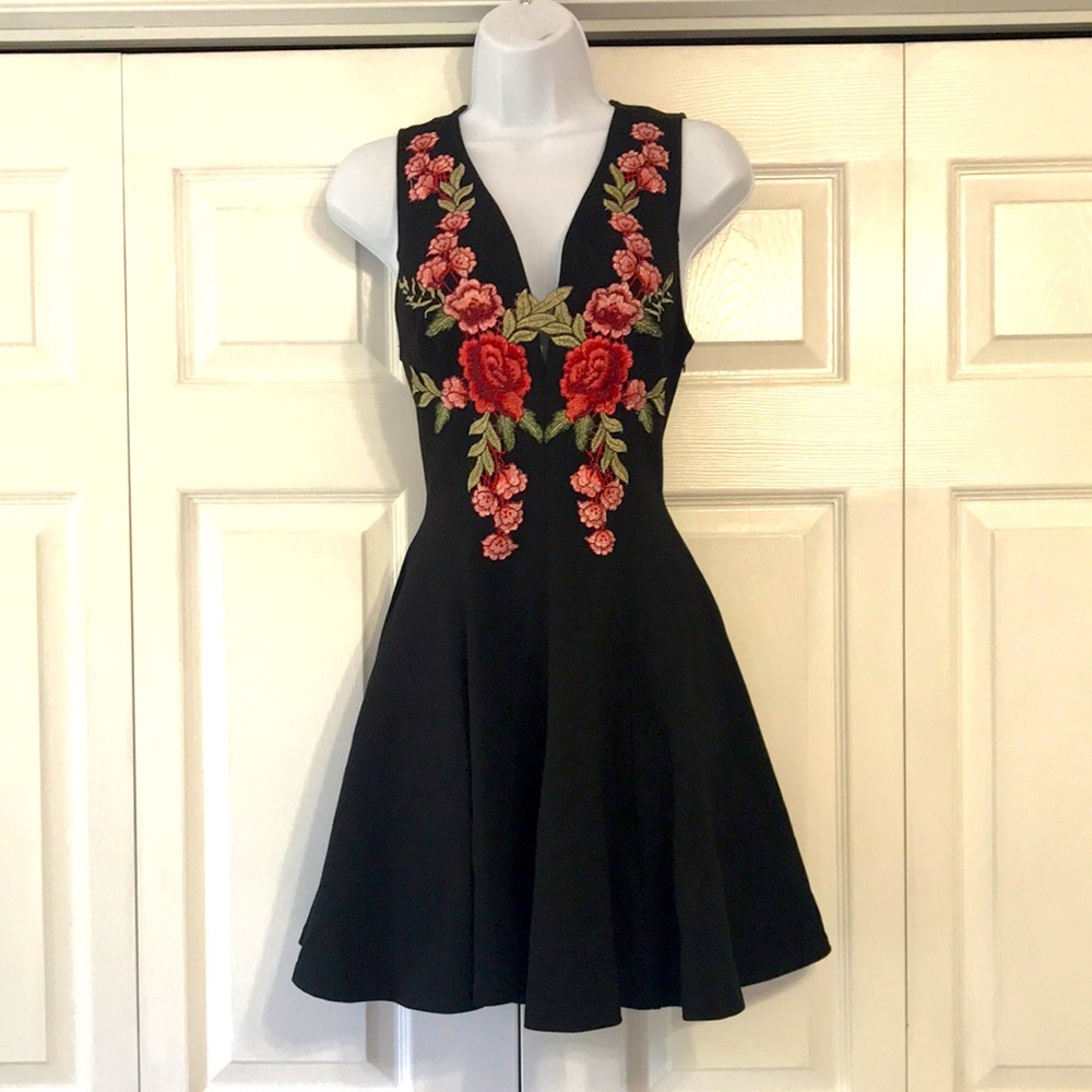 Forever 21 Sleeveless V Neck Floral Roses Open Back Dress Women’s Size Medium